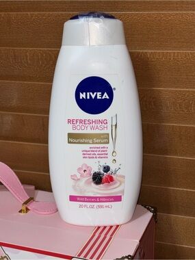 NIVEA Refreshing Wild Berries & Hibiscus Body Wash with Nourishing Serum